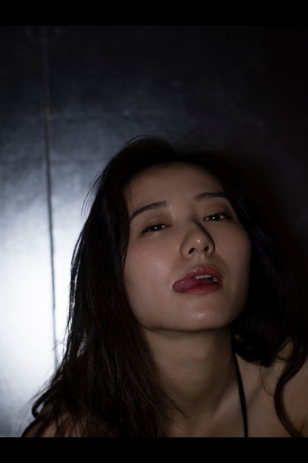 【電子版だけの特典４０ページ付き】高田里穂写真集　『素描』 preview001 04